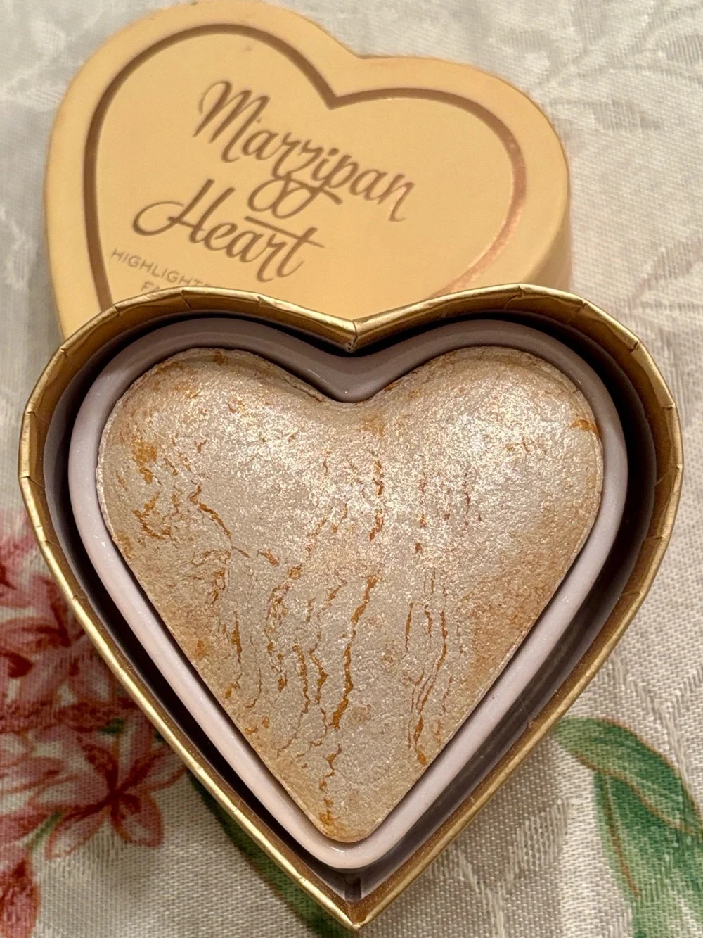 I Heart Revolution Marzipan Heart Baked Highlighter for Face & Eyes Illuminator